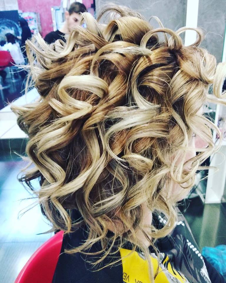 Tagli corti ricci da donna