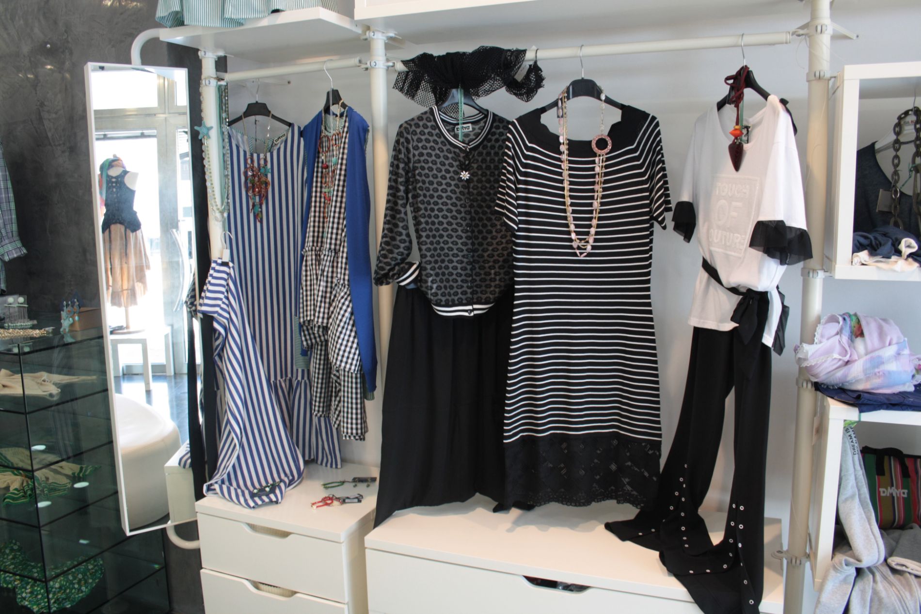 Selezione di vestiti da donna