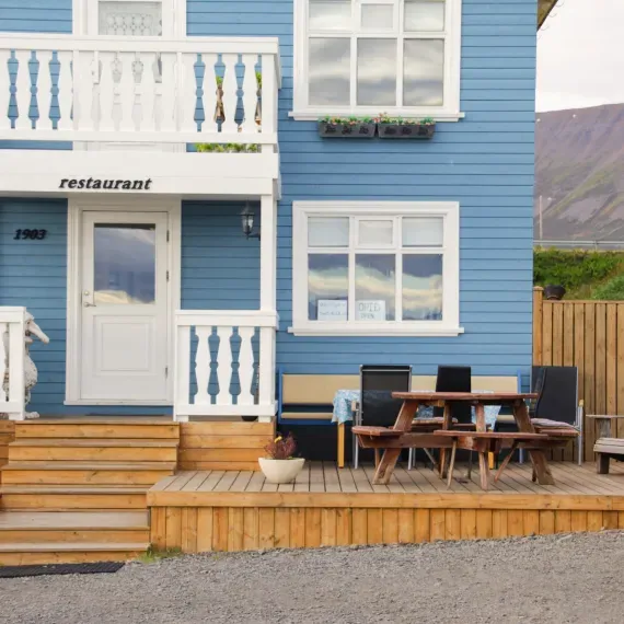 A blue house with the word restaurant on the front