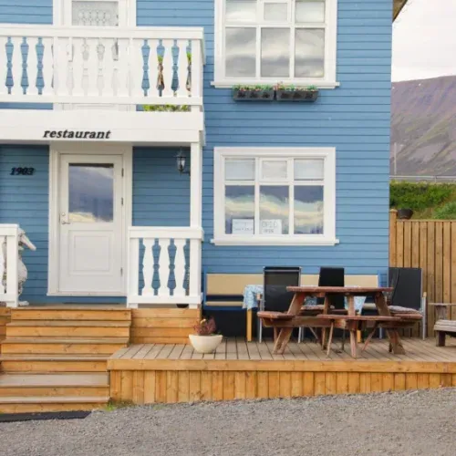 A blue house with the word restaurant on it