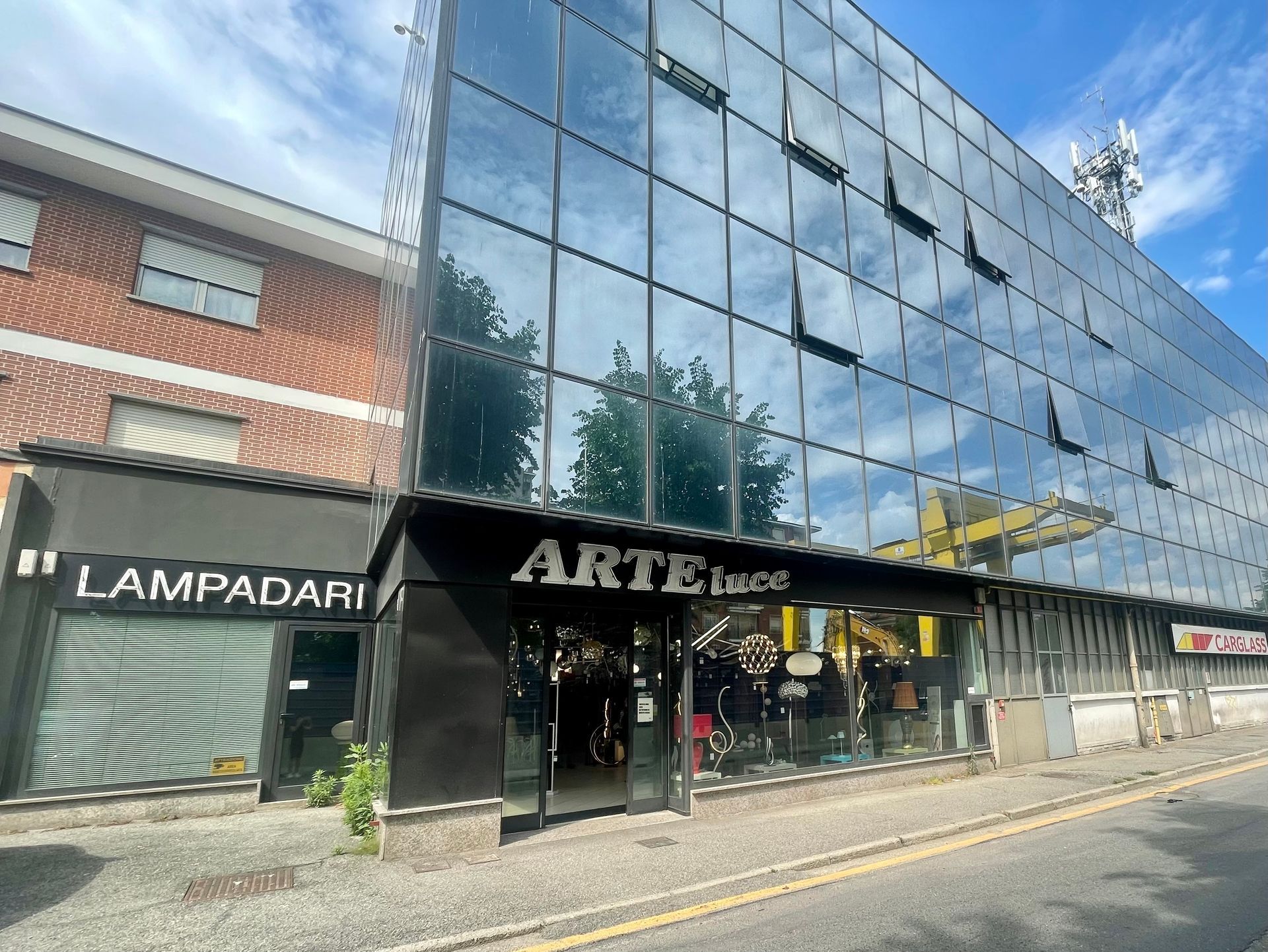 Rappresentazione artistica di un patio con un divano, sedie e un tavolo.