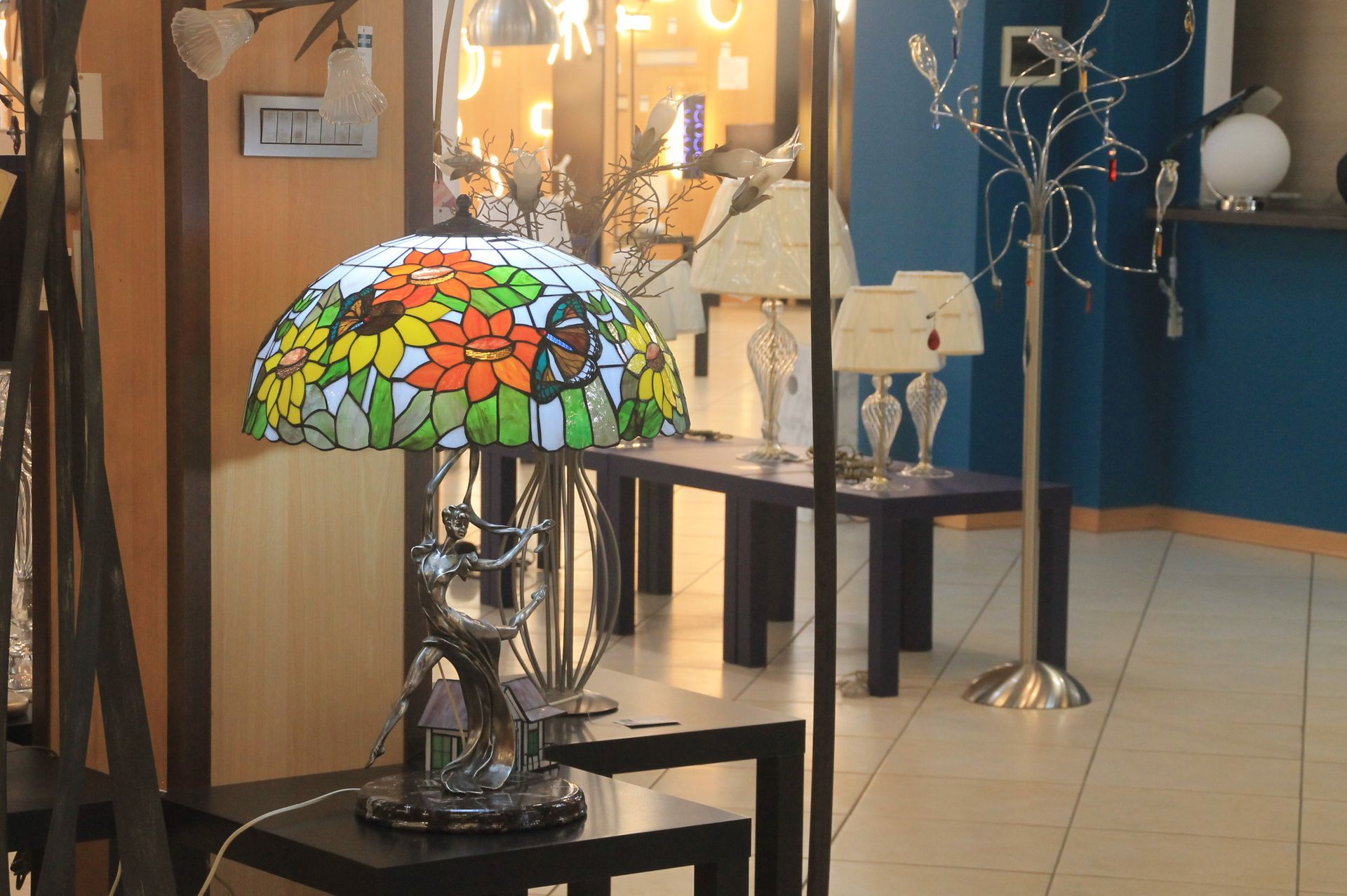 Una donna è in piedi accanto a una vasca da bagno in uno showroom di bagni.