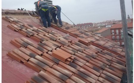 retejar tejado con tejas rotas y movidas en comunidad de vecinos en lleida