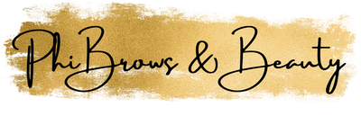 Das Logo von Phi Brows & Beauty ist in Schwarz auf goldenem Hintergrund geschrieben.