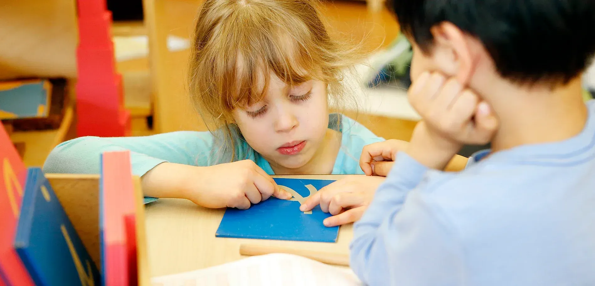 Montessori children working with sensorial activity