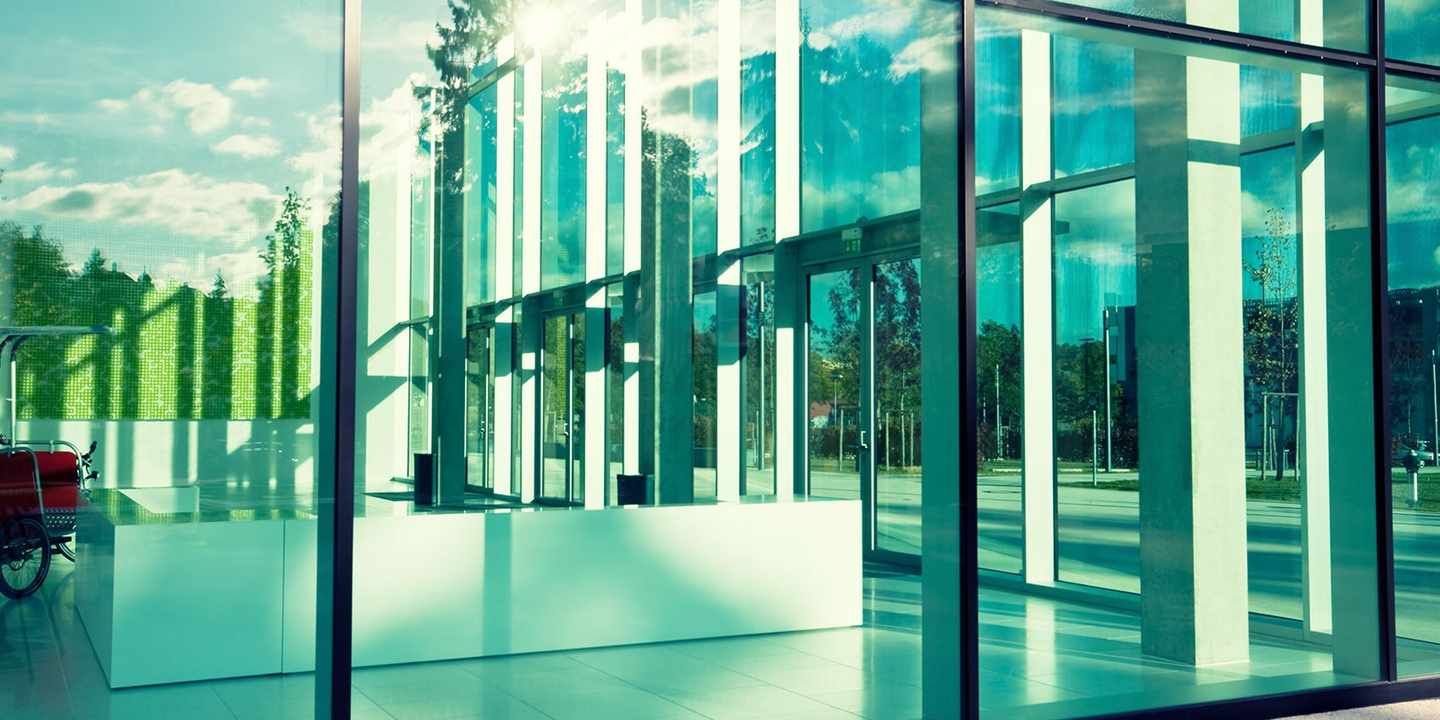 Un edificio con muchas ventanas y mucho cristal.