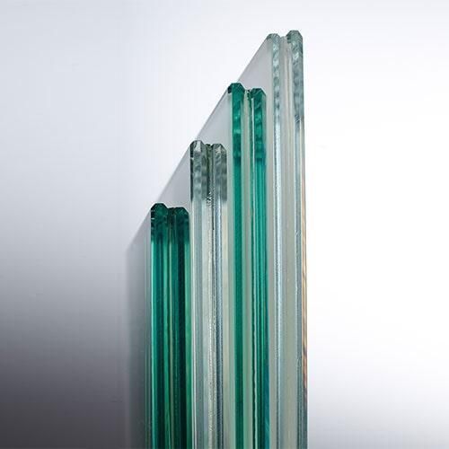 Un primer plano de una pila de piezas de vidrio sobre un fondo blanco.