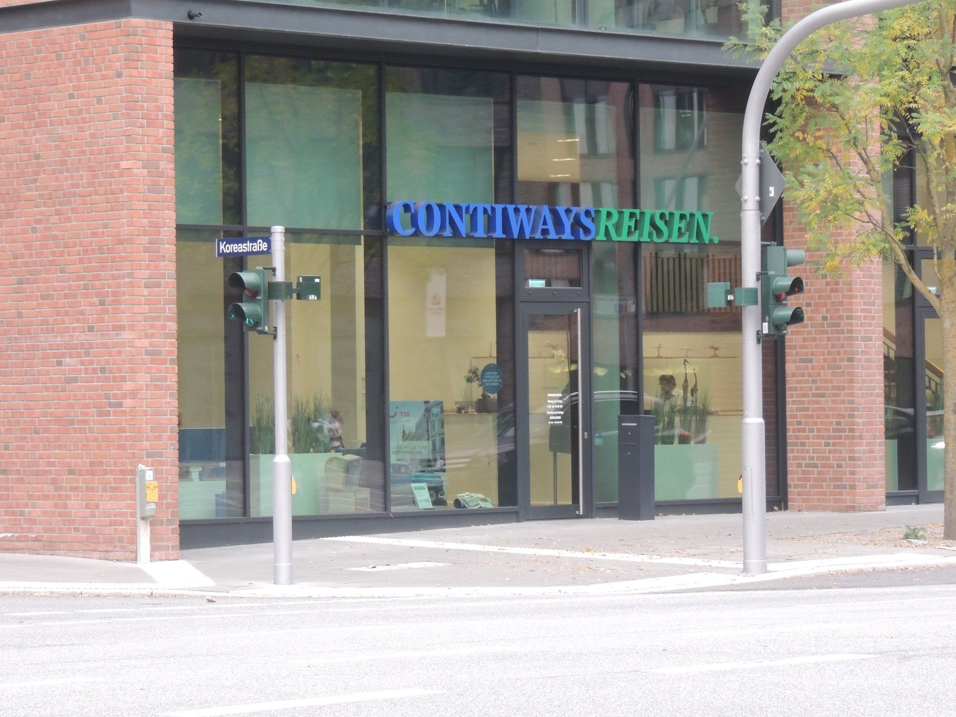 Ein Gebäude mit einem Schild mit der Aufschrift „contiways reisen“ darauf