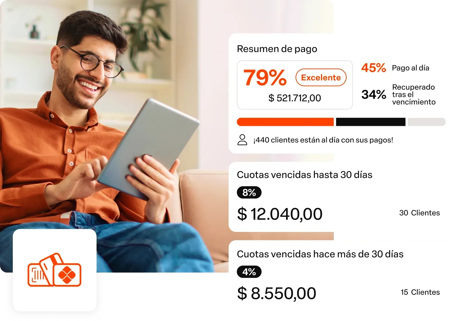 Pessoa sorrindo no sofá com um tablet ao lado do painel de controle de pagamento de empréstimo e números financeiros.