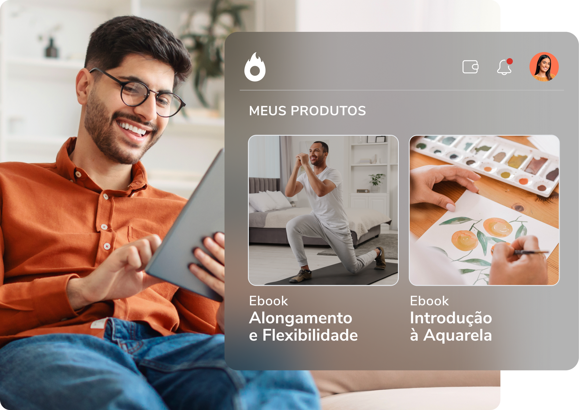 Um homem está sentado em um sofá segurando um tablet e sorrindo.