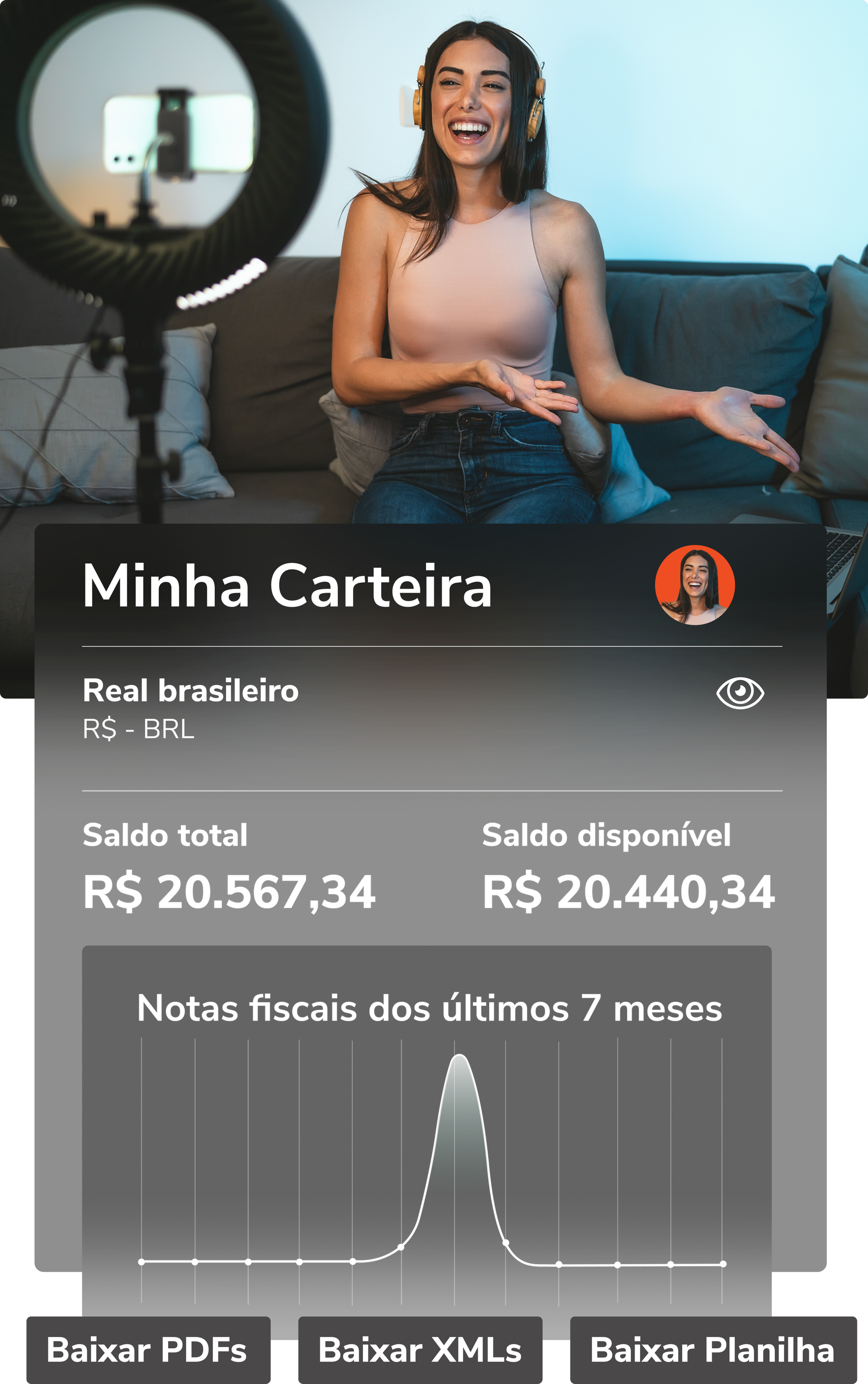 Uma mulher está sentada em um sofá usando fones de ouvido e um anel de luz.