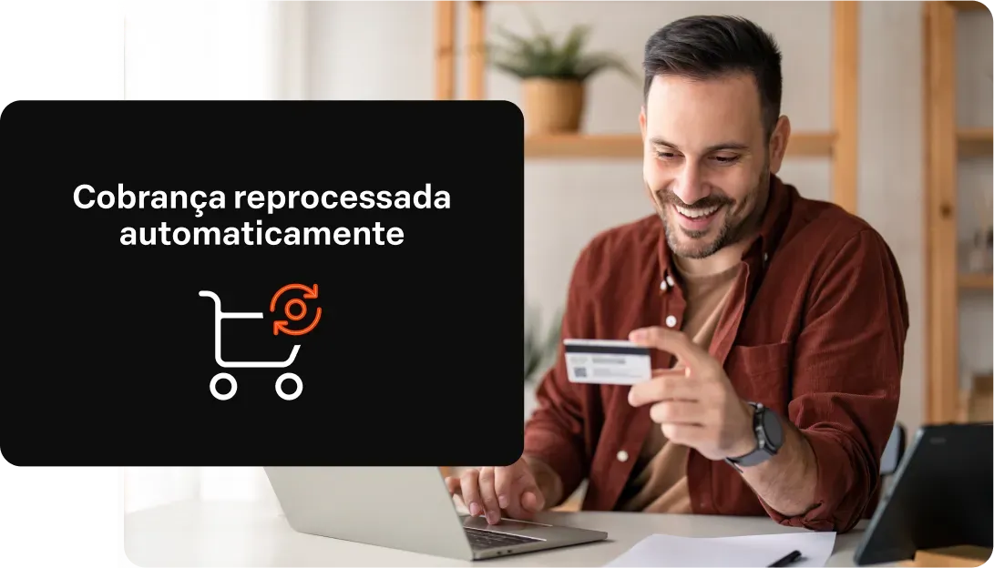 Homem usando laptop, segurando cartão de crédito, sorrindo; a tela exibe a mensagem