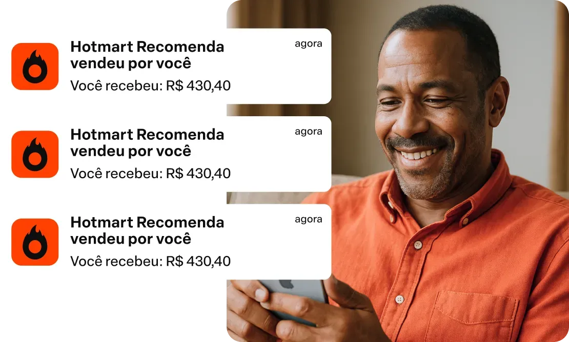Homem sorrindo, olhando para um celular com notificações de vendas da Hotmart.