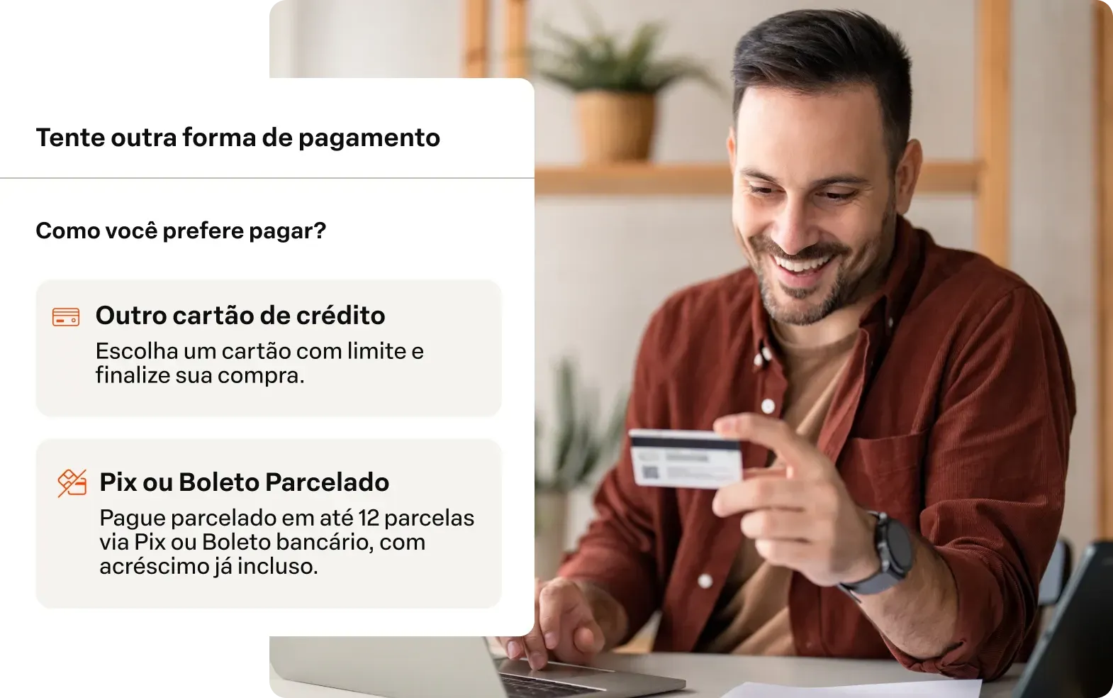 Homem usando laptop, segurando cartão de crédito, sorrindo; a tela exibe a mensagem 