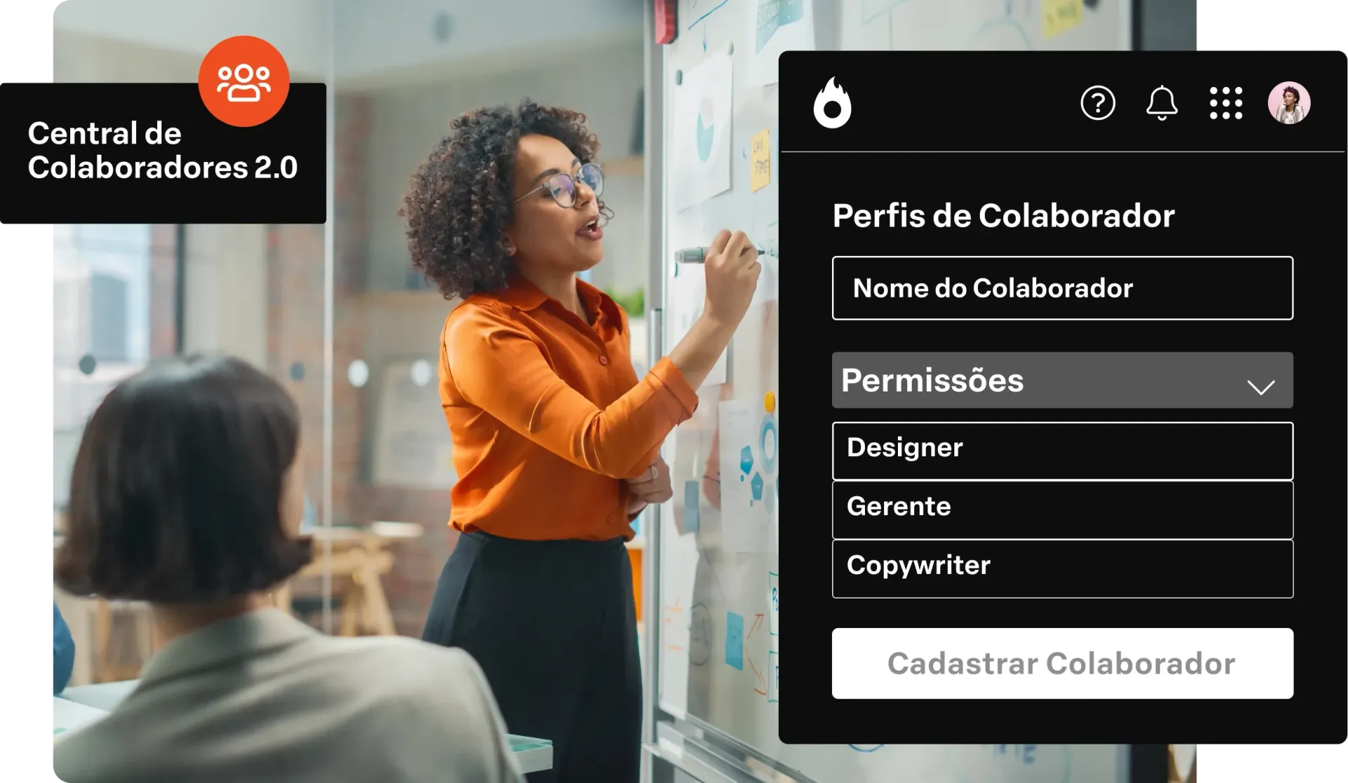 Uma mulher está escrevendo em um quadro branco na frente de um grupo de pessoas.