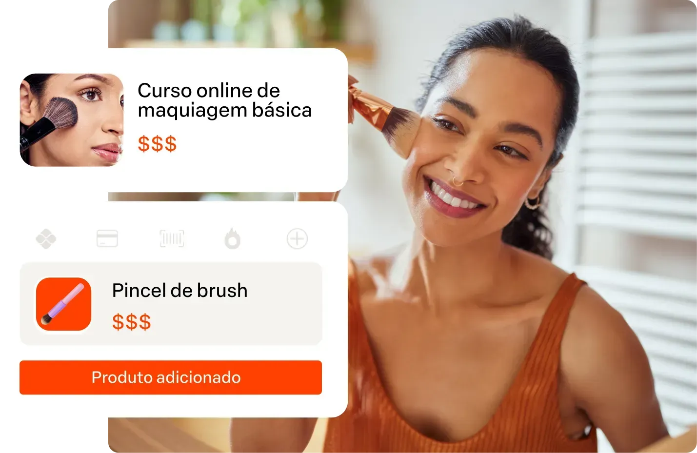 Uma mulher está sorrindo enquanto aplica maquiagem no rosto.