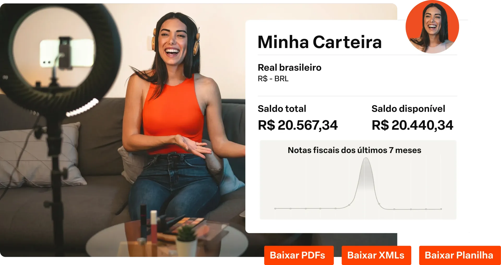 Uma mulher está sentada em um sofá em frente a um anel de luz.