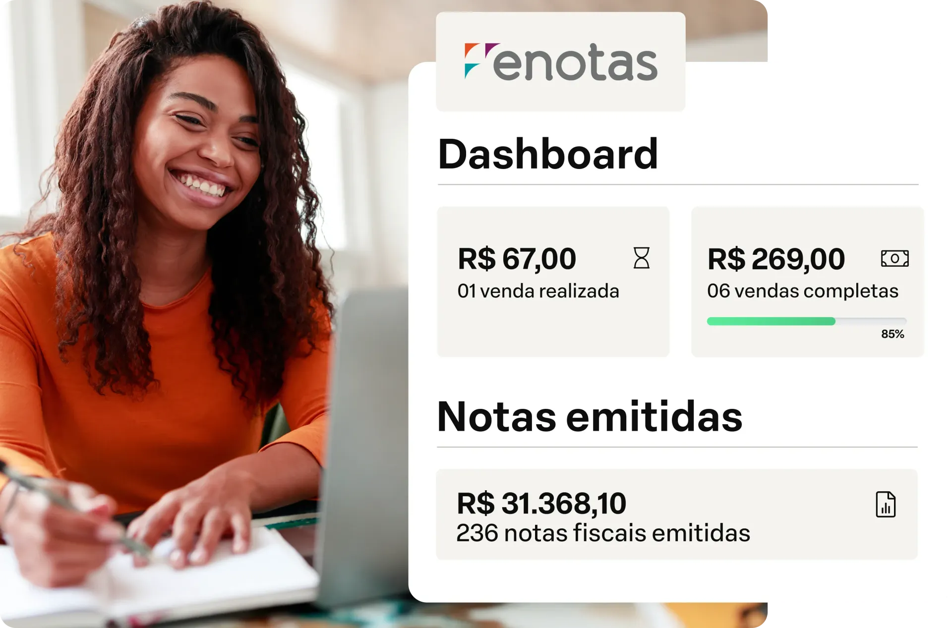 Uma mulher está sentada em uma mesa com um laptop e um caderno.