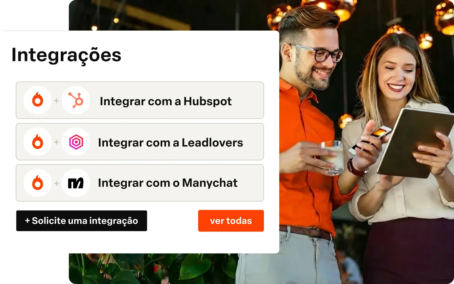 Uma mulher está escrevendo em um quadro branco na frente de um grupo de pessoas.