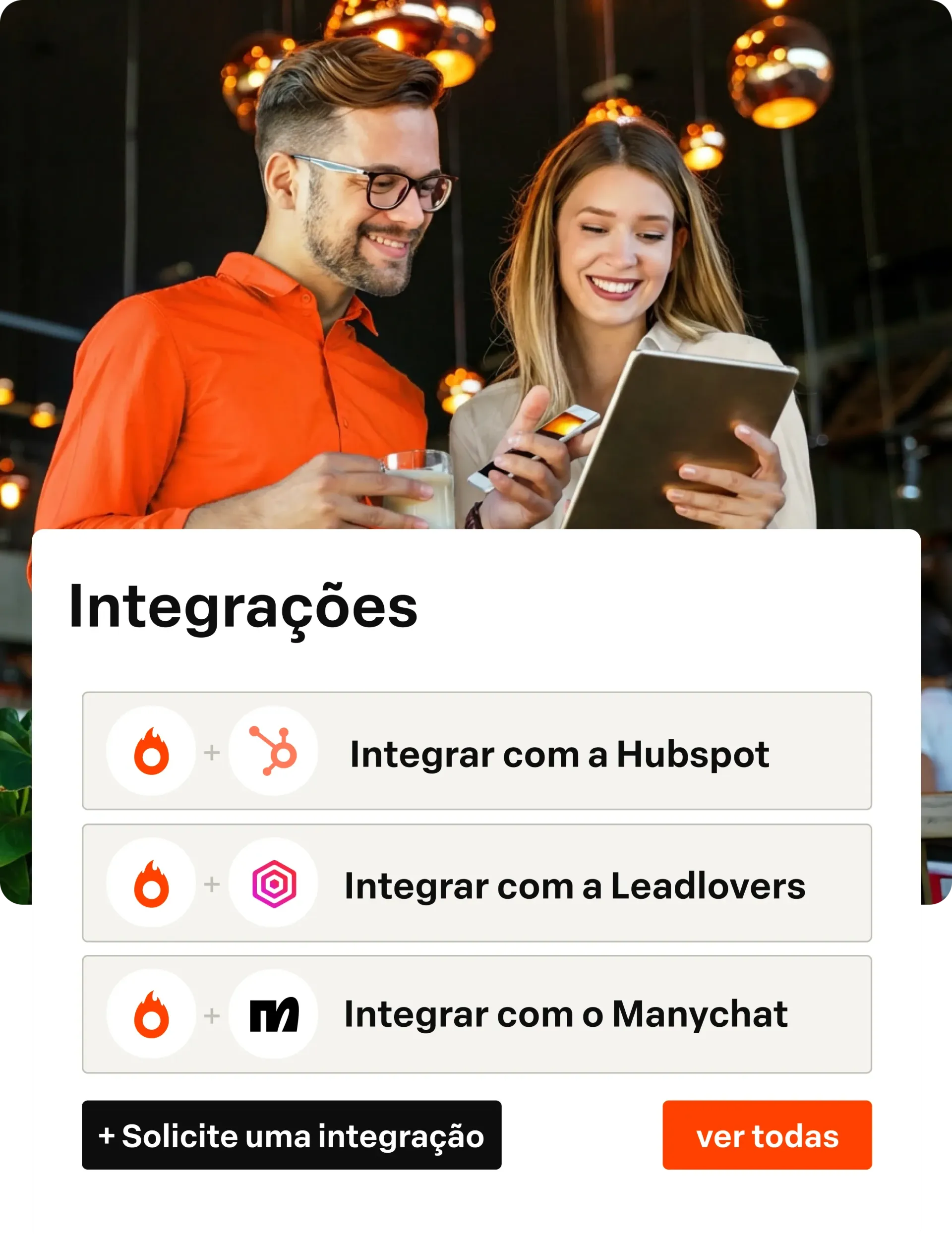 Um grupo de pessoas está batendo palmas e aplaudindo em um escritório.