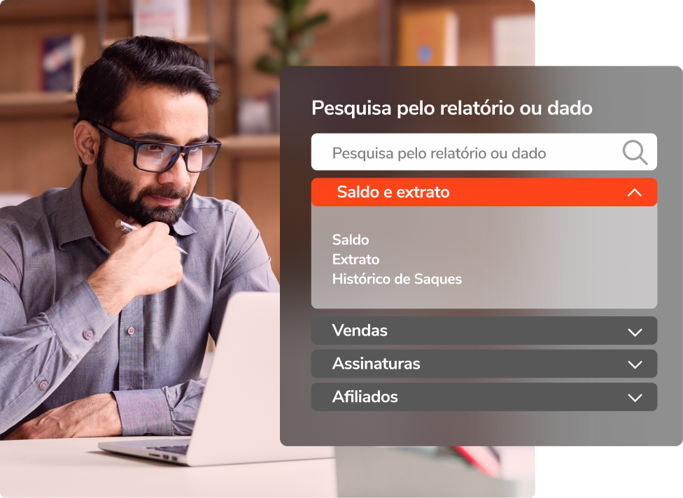 Um homem está sentado em uma mesa usando um laptop.