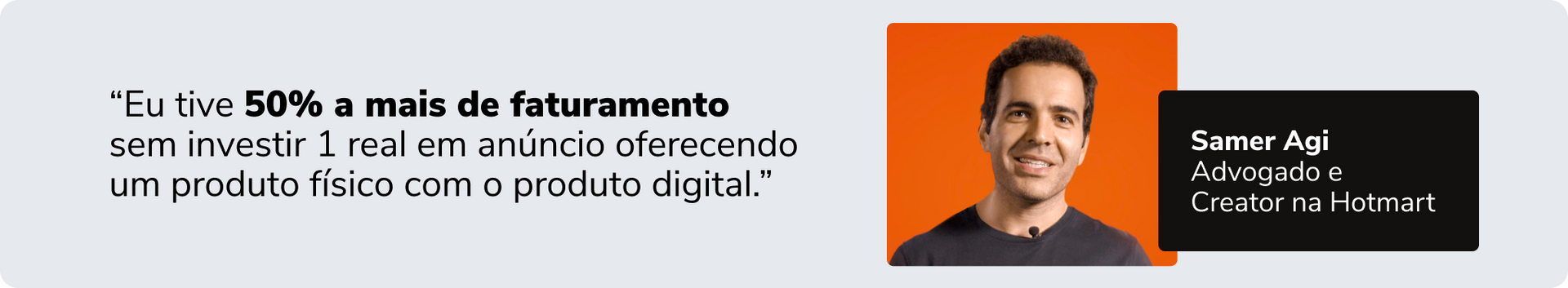 Um homem está parado em frente a uma placa que diz 50%