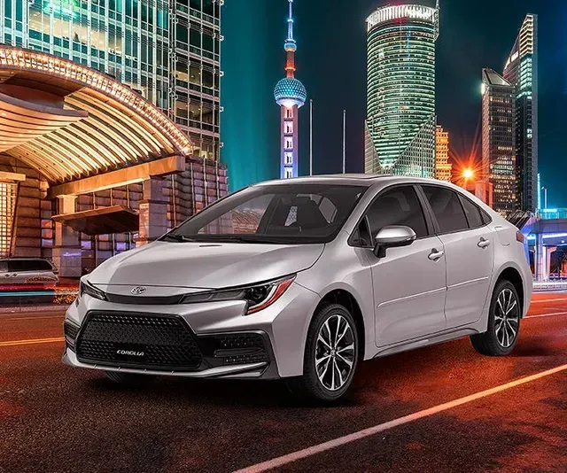 Un hombre está abriendo el maletero de un todoterreno rojo.