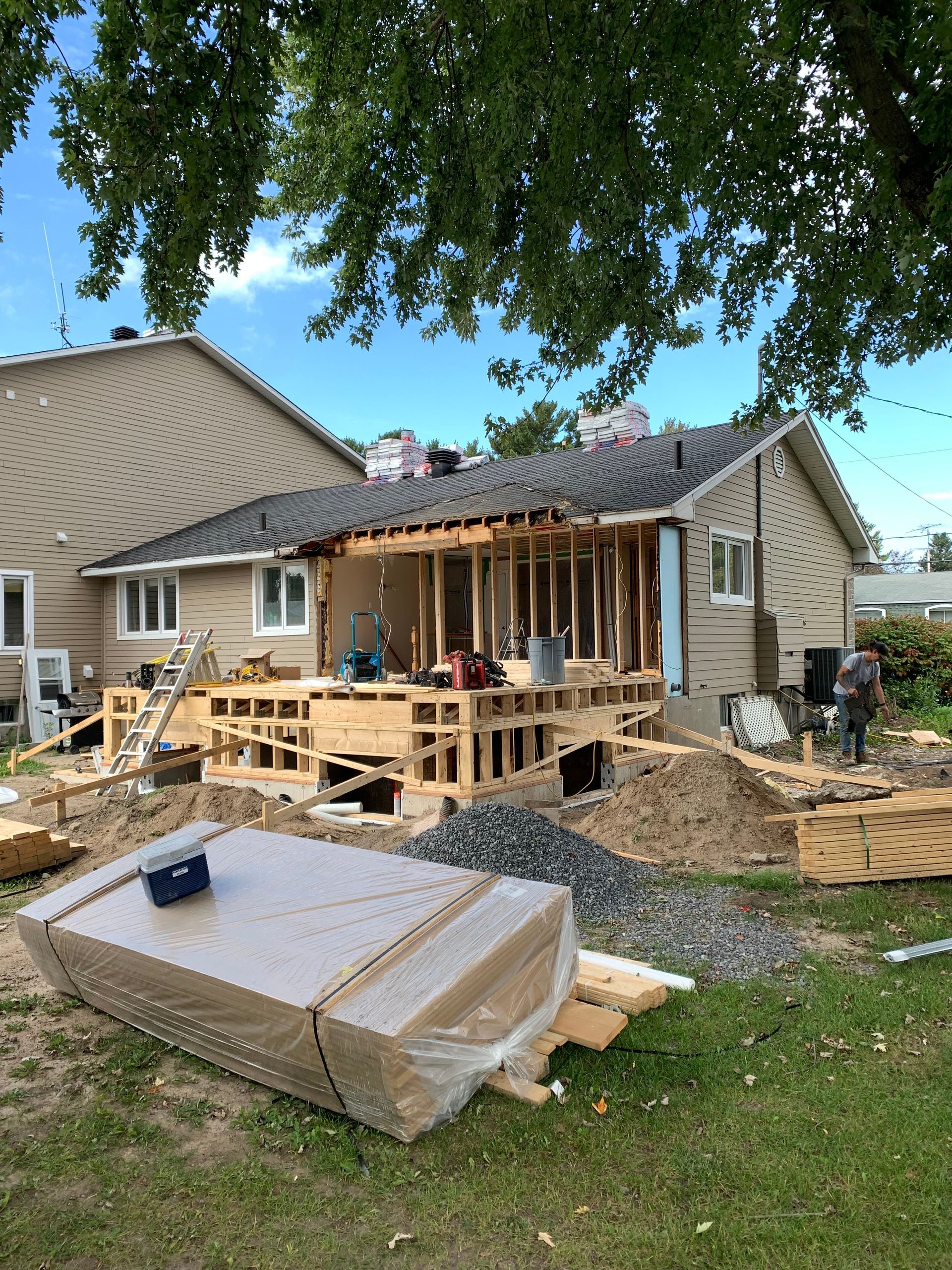 Un grenier vide avec un toit en cours de construction