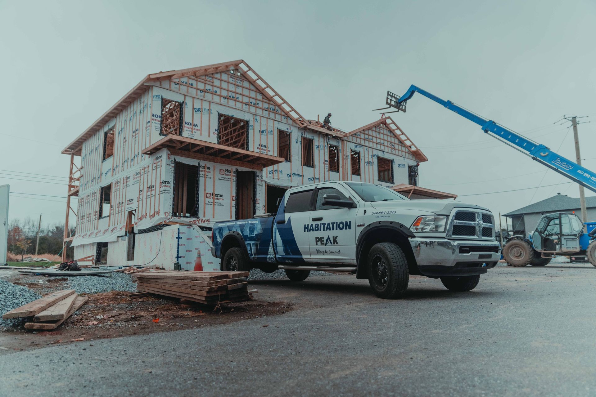 Un grenier vide avec un toit en cours de construction
