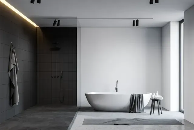 Une salle de bain avec baignoire et douche.