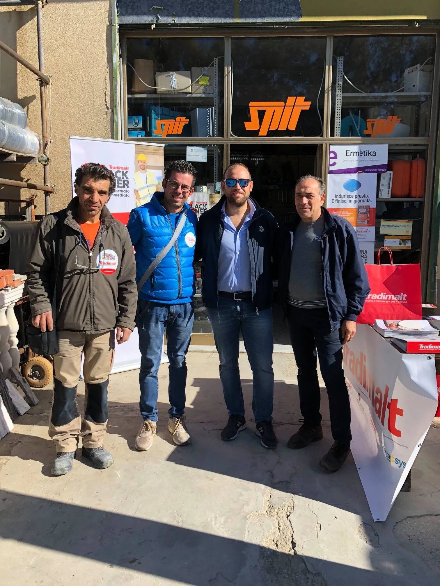 personale del negozio specializzato in servizi per l'edilizia