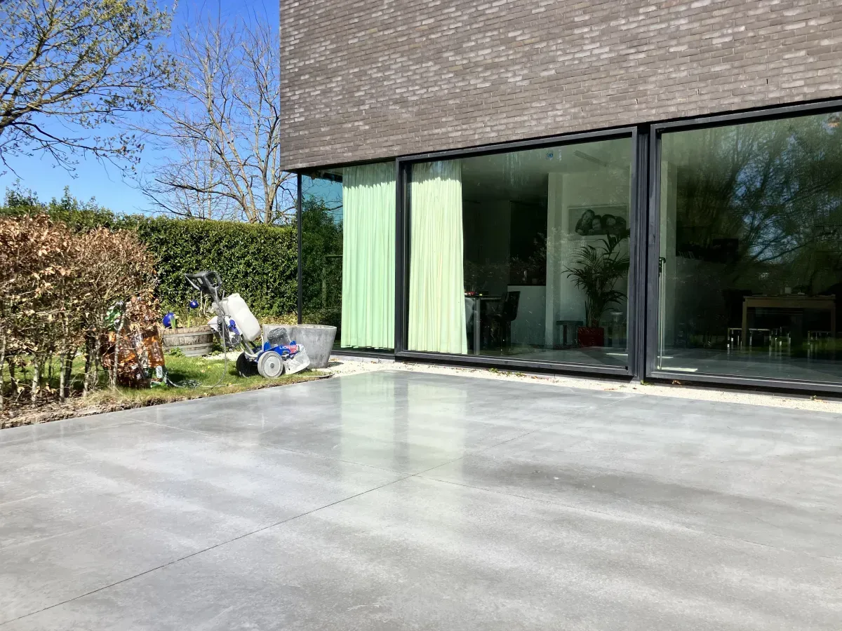 Terras afgewerkt in gepolierde beton