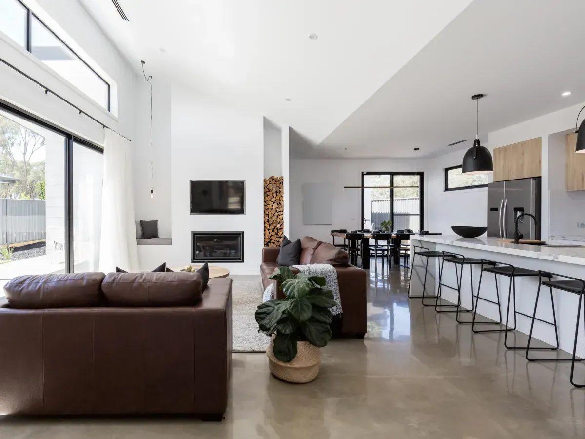 Woonbeton in open leefruimte hoogglans afgewerkt