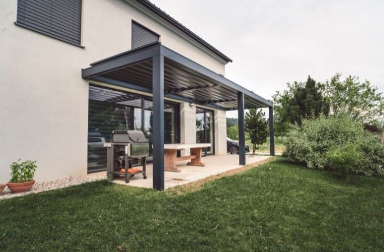  Pergola with outdoor kitchen