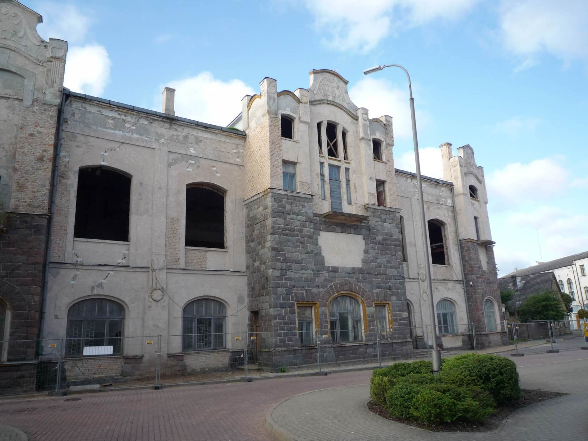 Jaunrades nama celtniecības process