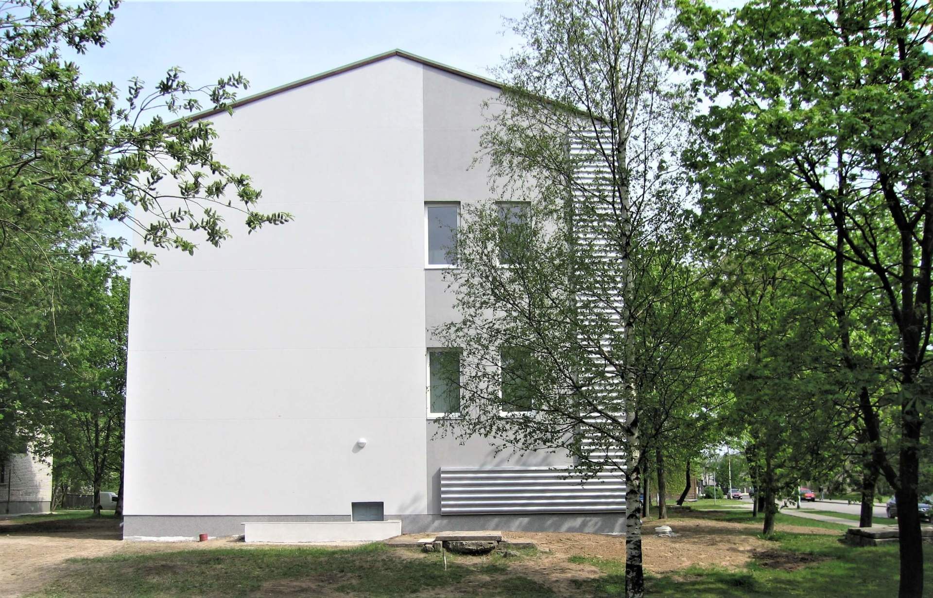 Uzcelta ēka starp kokiem