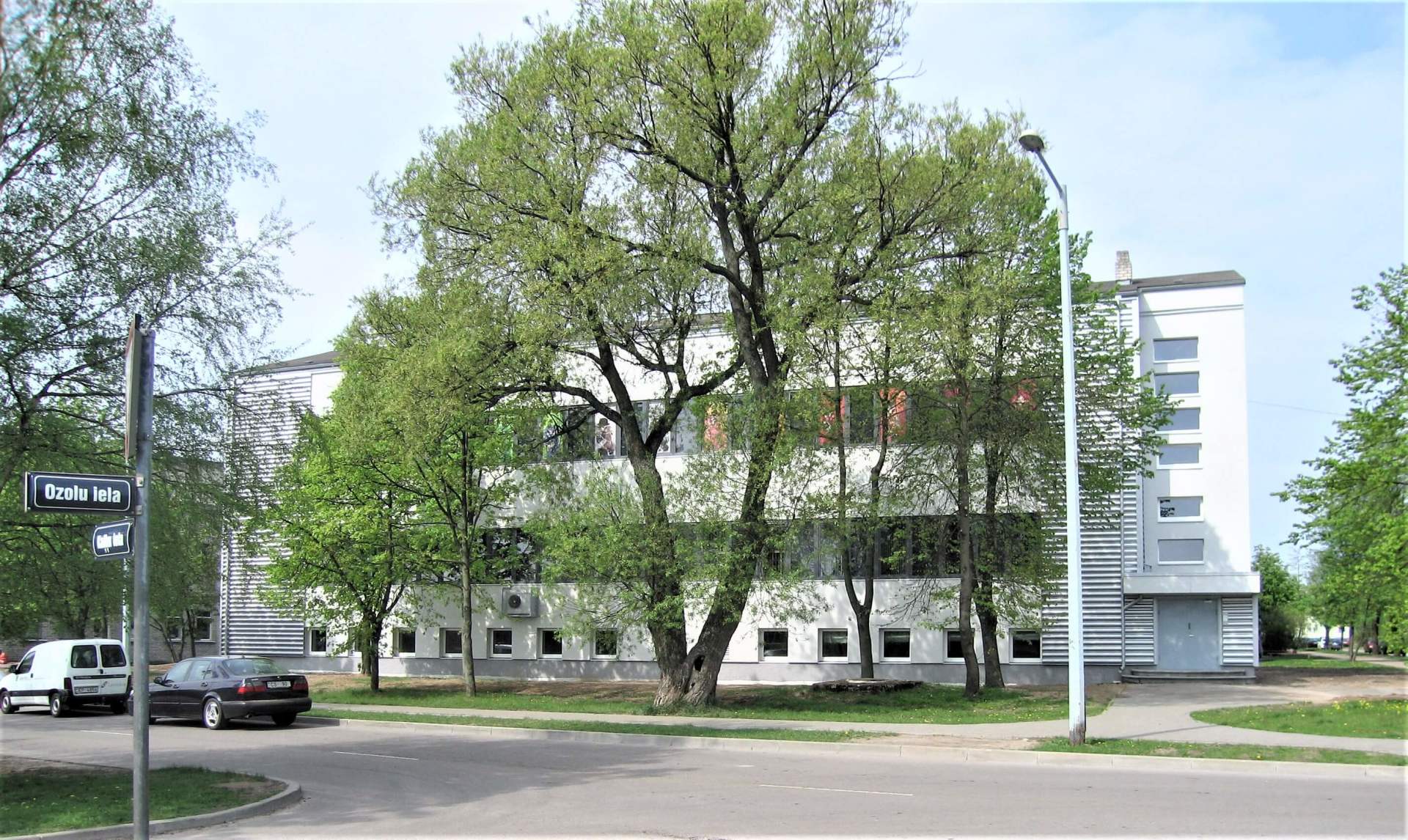 Balta ēka no priekšskata