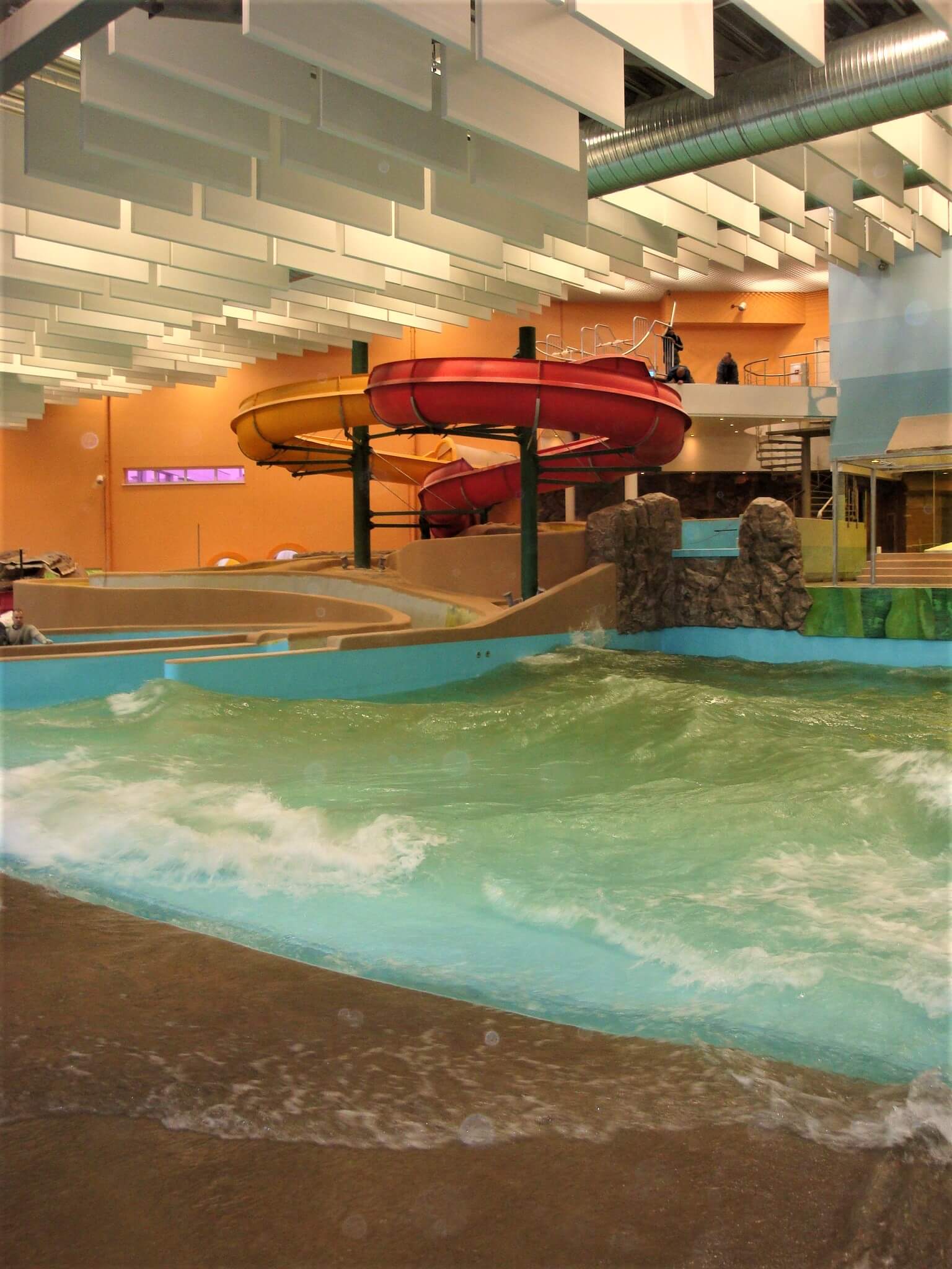 Baseins ar ūdens atrakcijām