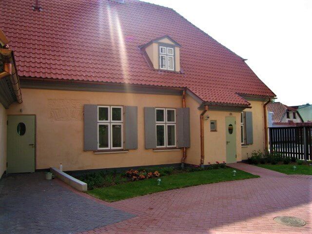 Māja no ārpuses ar dzeltenām sienām