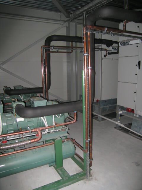 Zivju ceha iekštelpas ar trubām