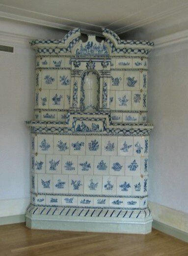 kamīns ar ornamentiem