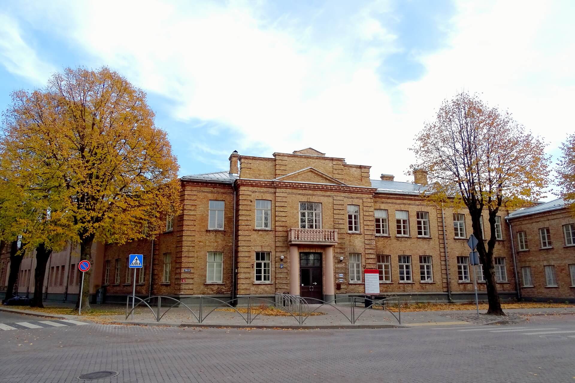 Dzeltena ķieģeļu ēka no ārpuses