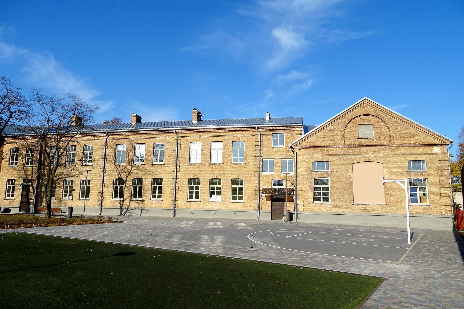 Skolas basketbola laukums