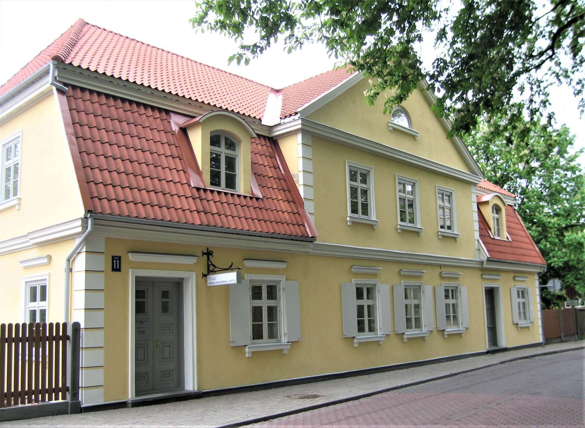 Dzeltena pils no ielas puses