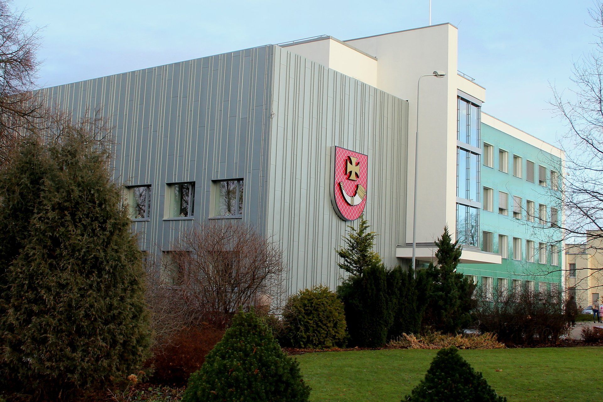 domes ēka ar ģērboni uz sienas