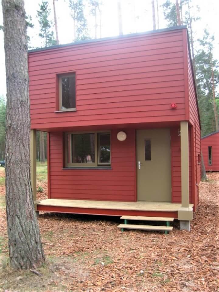 sarkana kempingu māja