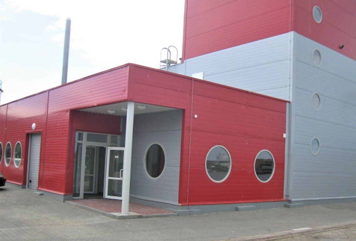 Galvenā ieeja sarkanā ēkā