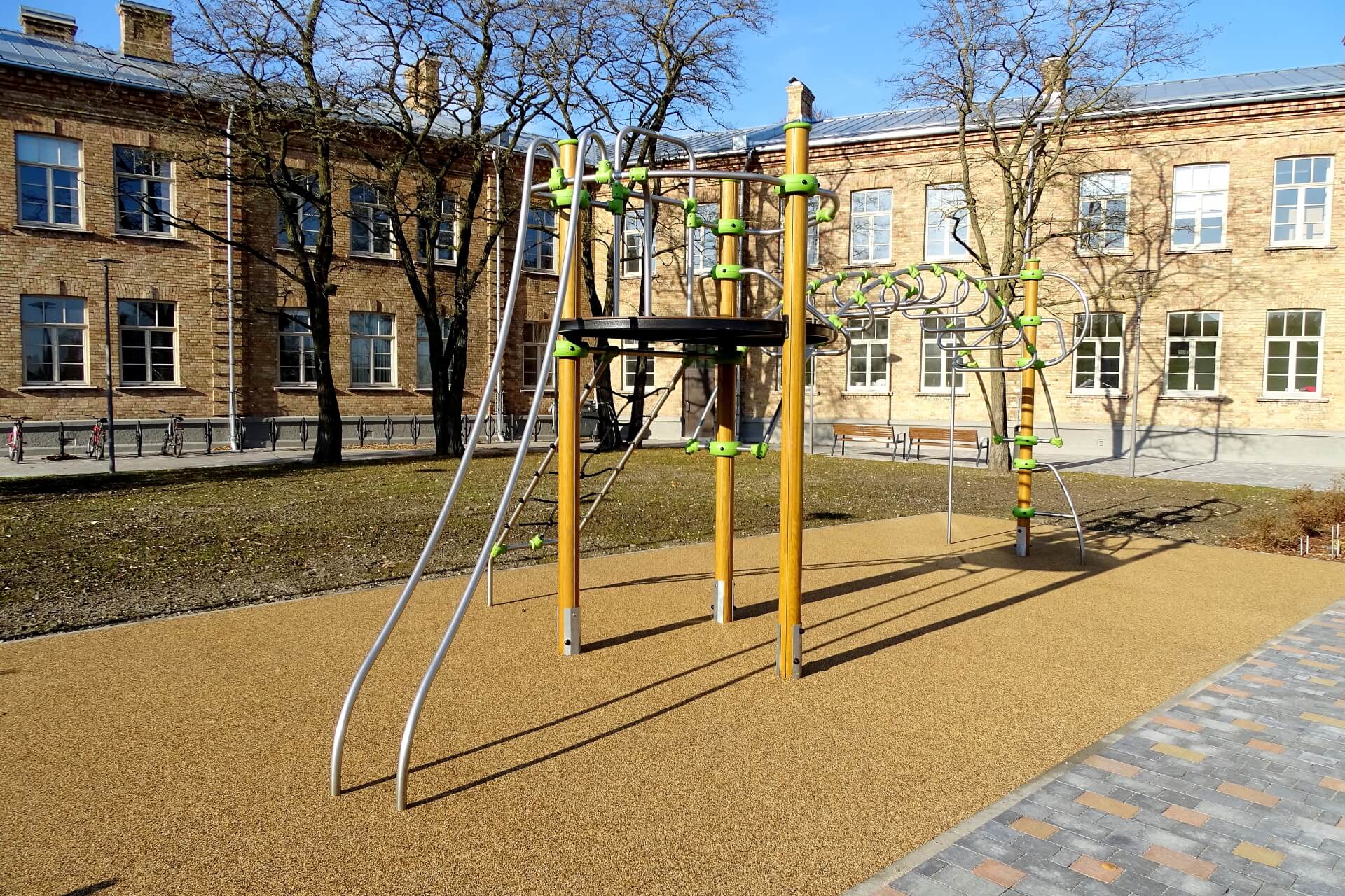 Skolas spēļu laukums