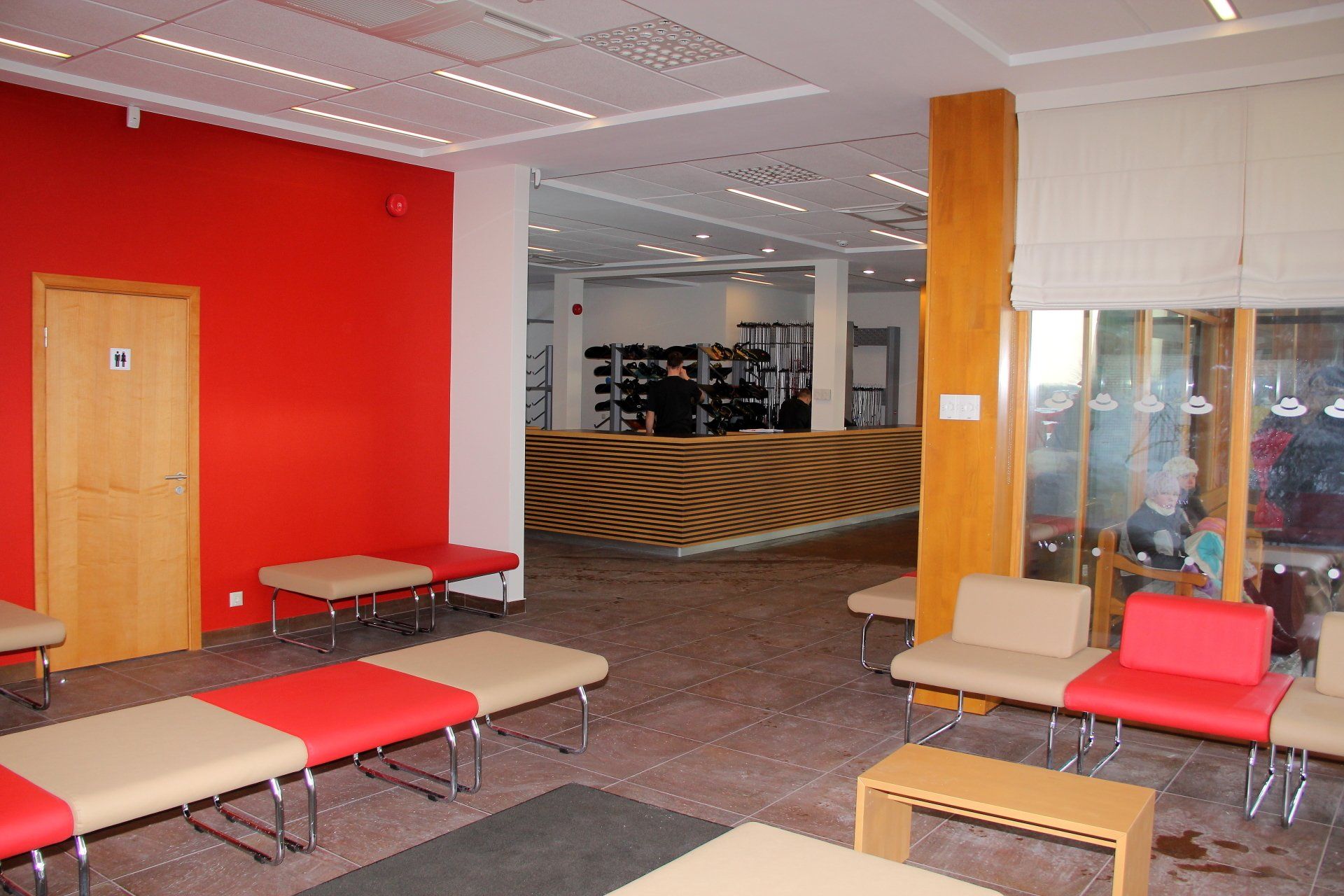 Telpa ar sarkanām sienām un krēsliem