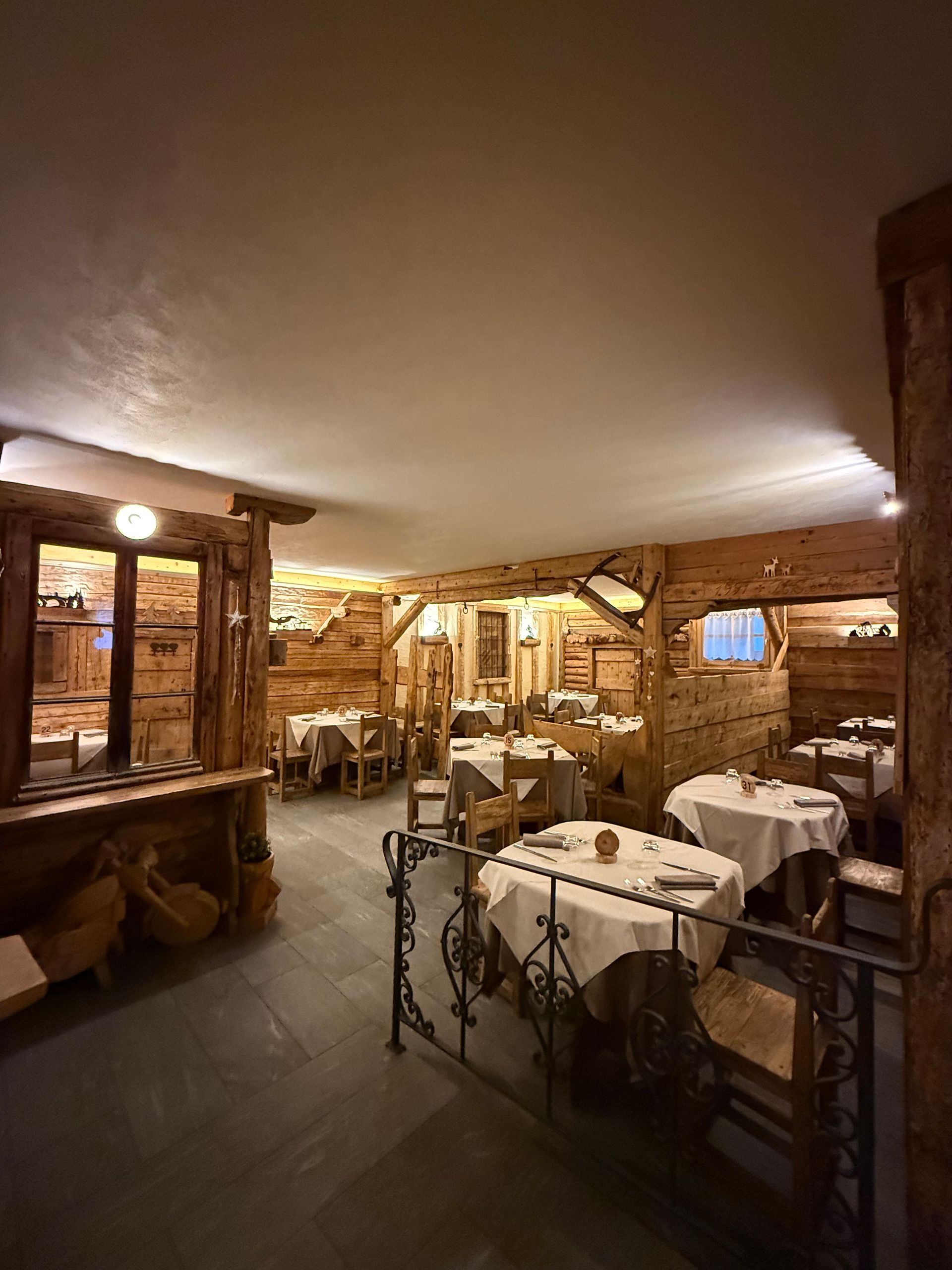 Una scatola di legno con la sagoma di un cervo e degli alberi sopra